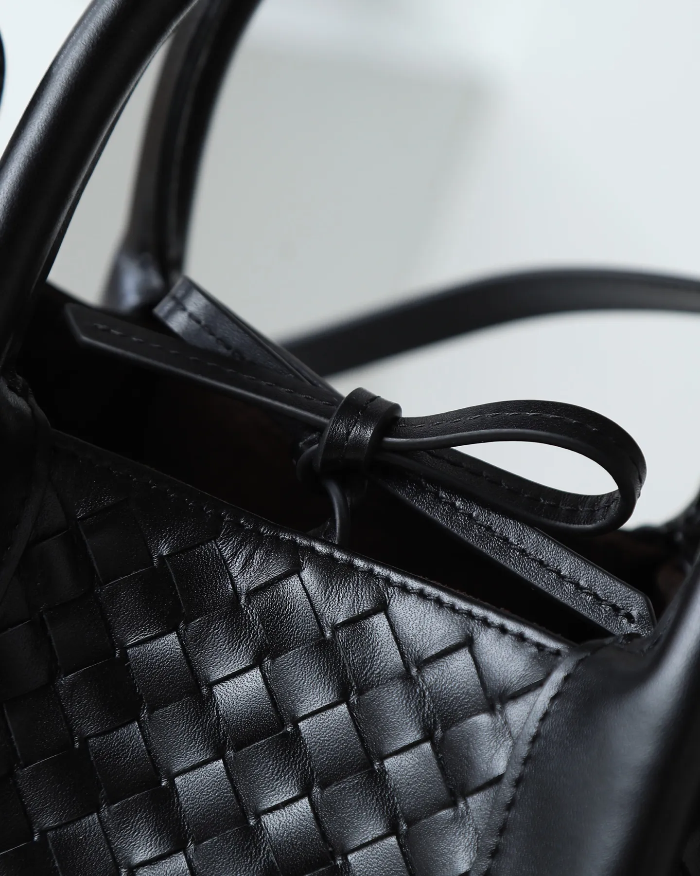 1000. BOTTEGA VENETA's 2025 new product pinacoteca has super soft leather, and the weaving function, practicality and relaxed fashion sense have not been lost ❤️‍🔥Amway is a must-have bag for sisters when going out. The size also accurately meets the commuting needs of urban beauties, and it can fit everything! ! ! 🔥The capacity should not be underestimated~ It doesn’t pick the person, the occasion, or the occasion. With its majestic curved outline, exquisite woven texture, delicate edges and rounded handles, this woven vegetable basket bag truly achieves the goal of “dressing up and being fashionable without getting in the way”~ Are you interested in Jimei? Style number: 819004 Size: 24*15*12cm